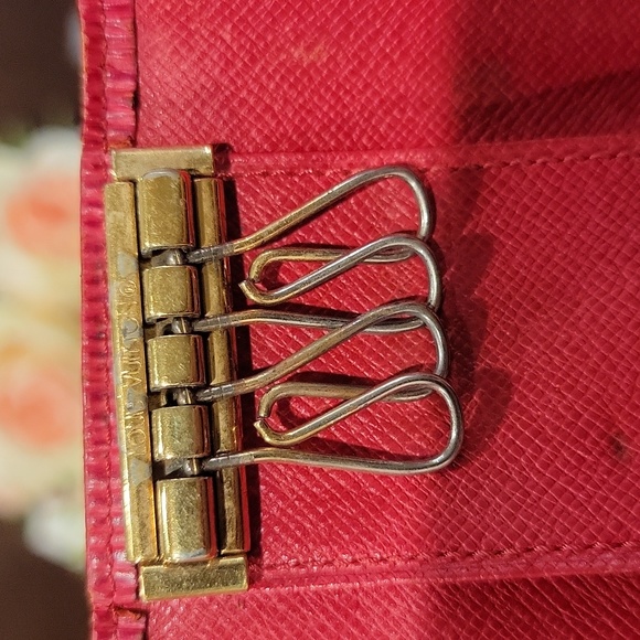 Authentic Louis Vuitton Epi key case - Picture 8 of 8
